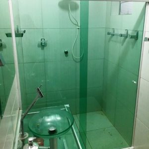 Box em vidro temperado verde 8mm com alumínio branco